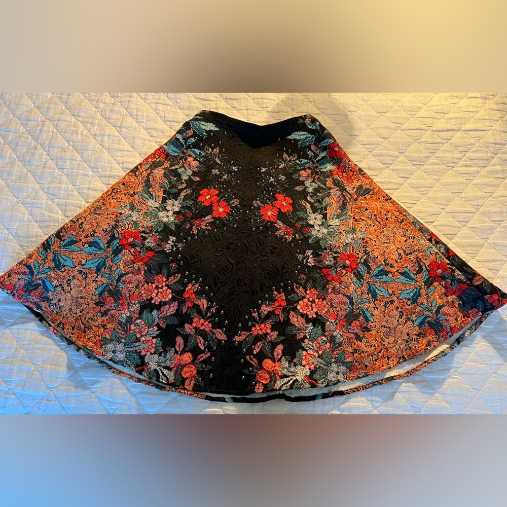 New! Bebe beautiful tapestry beaded and lined flare skirt size 00